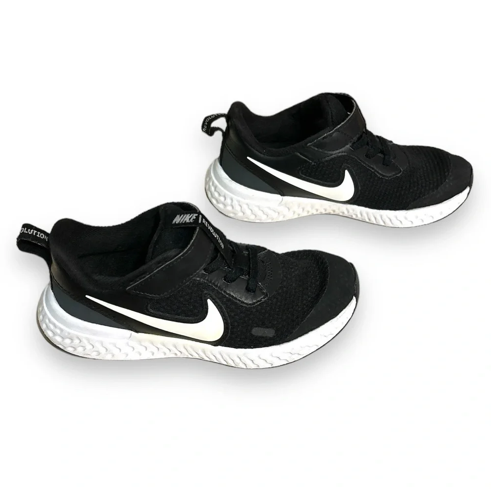 NIKE Black & White Unisex Child Revolution 5 Running Shoe (Little Kids)